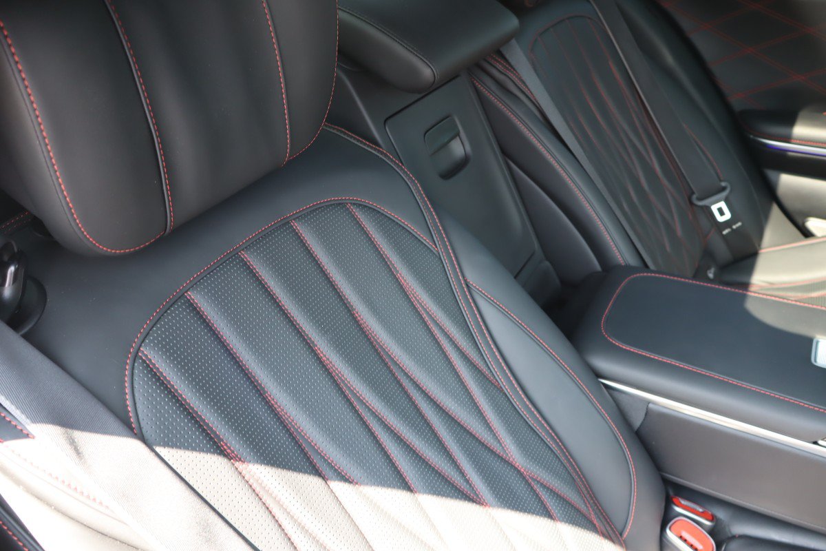 Used 2024 Mercedes-Benz S 63 AMG S w/ Carbon Fiber Exterior Package image 31