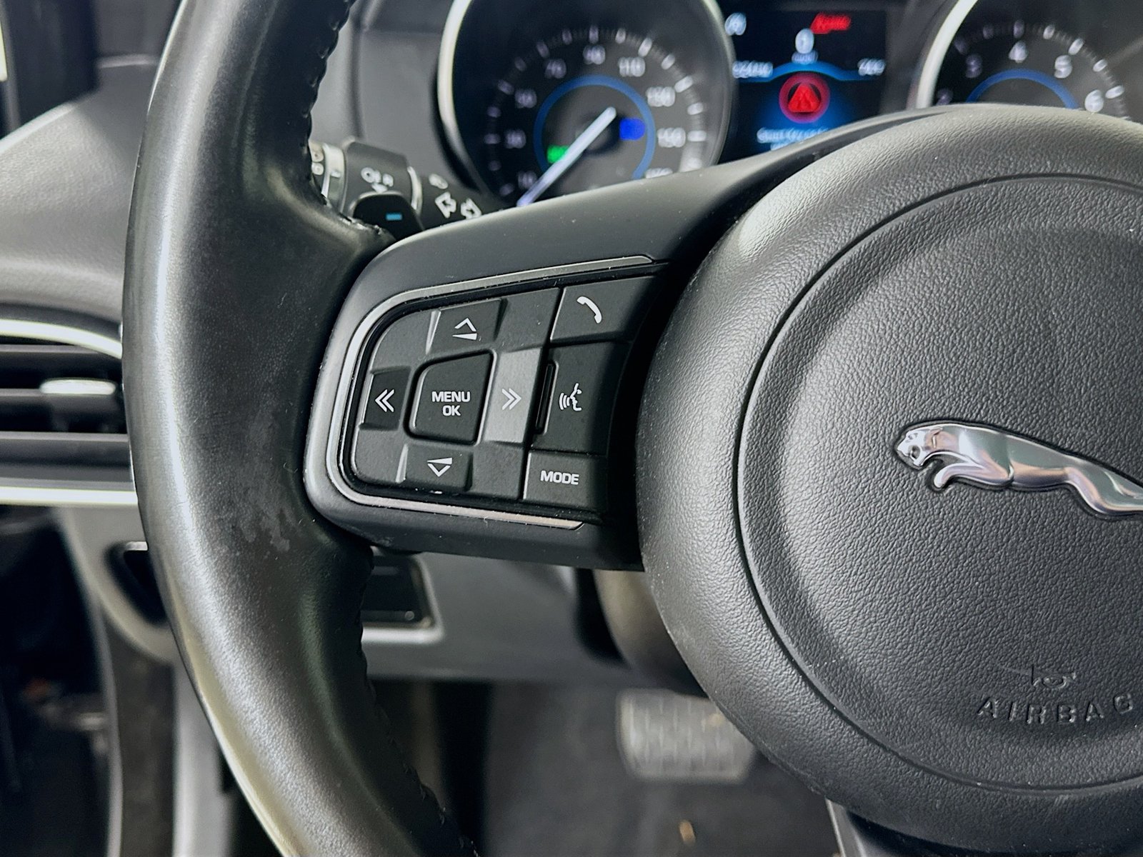 Used 2018 Jaguar XE Premium AWD/4WD image 17