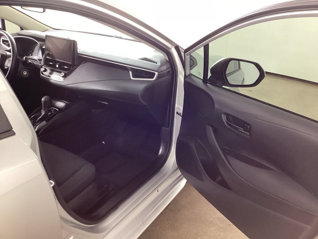 Used 2025 Toyota Corolla LE FWD image 17
