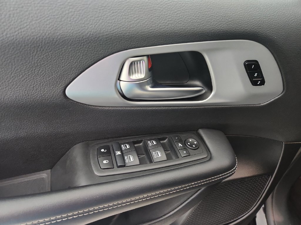 Certified 2025 Chrysler Pacifica Limited FWD image 24