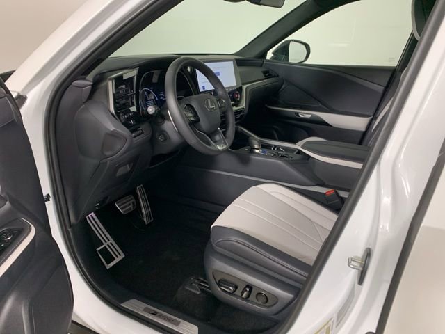Used 2026 Lexus TX 500h AWD w/ Technology Package image 32