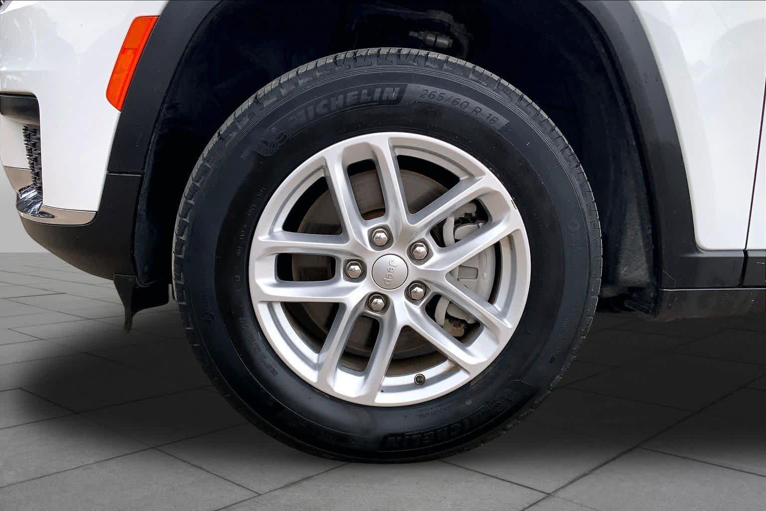 Used 2024 Jeep Grand Cherokee L Laredo RWD image 8