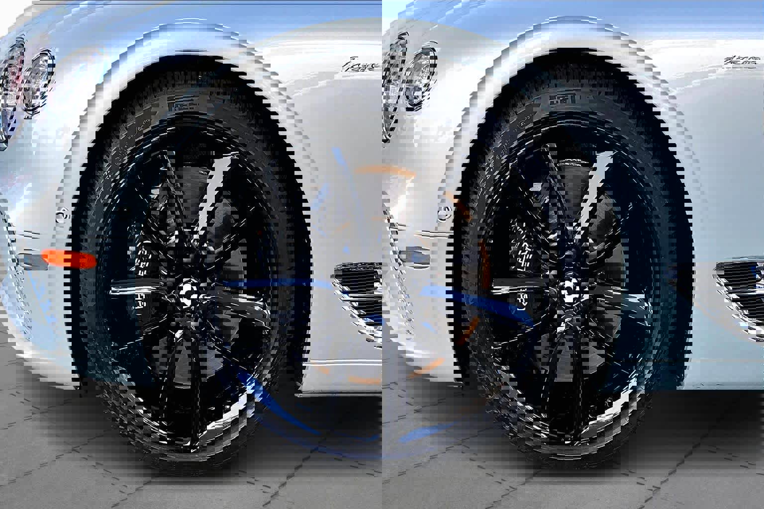 Used 2023 Bentley Continental GT Azure image 9