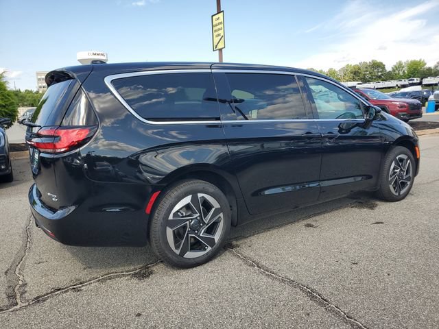 New 2027 Chrysler Pacifica Limited AWD/4WD image 6