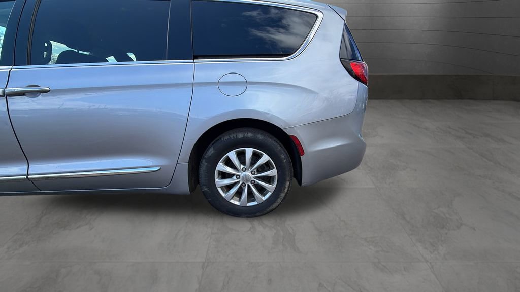 Used 2019 Chrysler Pacifica Touring-L FWD image 16