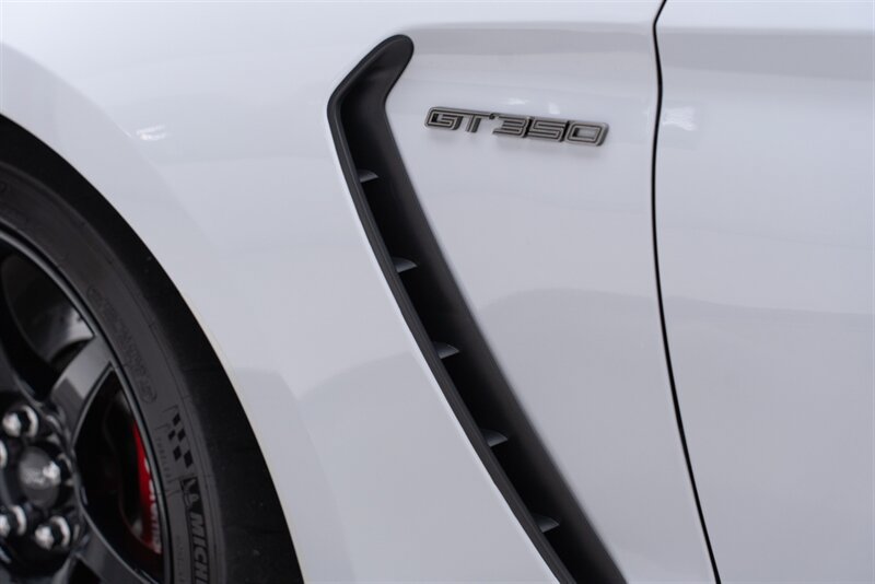 Used 2017 Ford Mustang Shelby GT350R w/ GT350R Equipment Group 920A RWD image 40