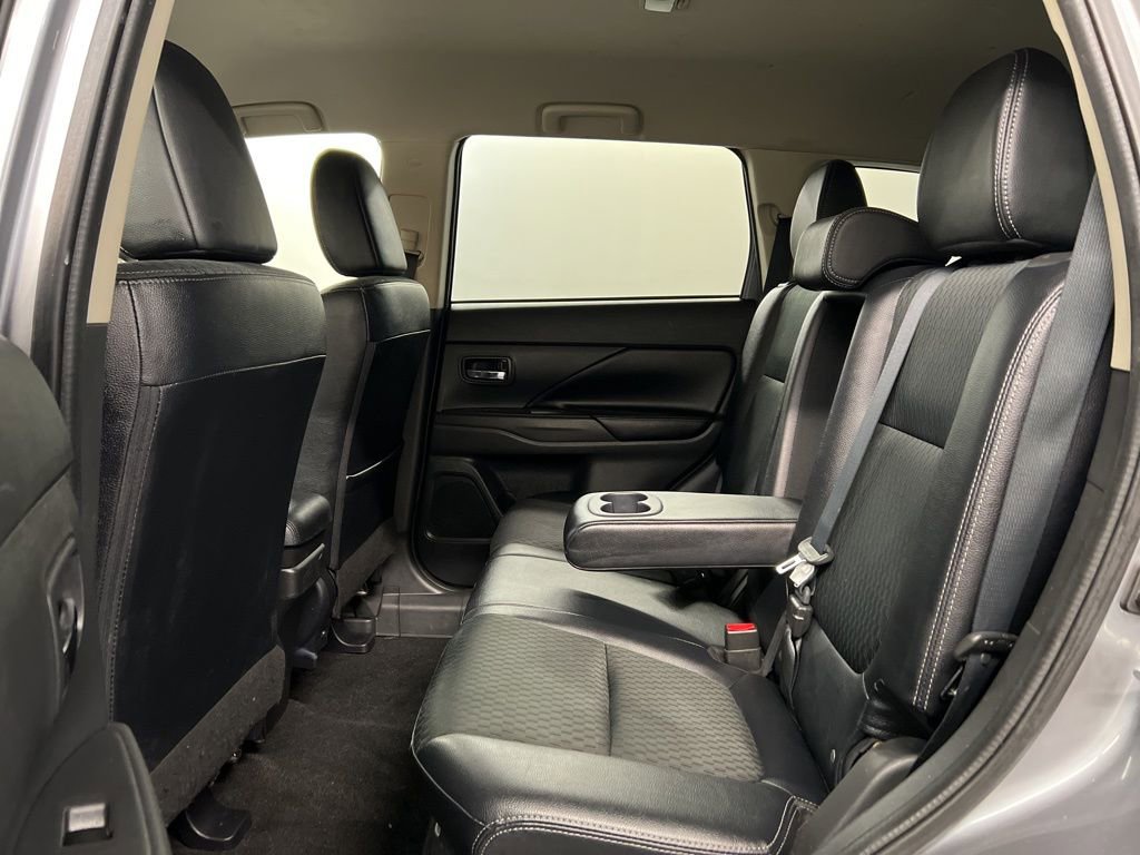 Used 2015 Mitsubishi Outlander SE image 28