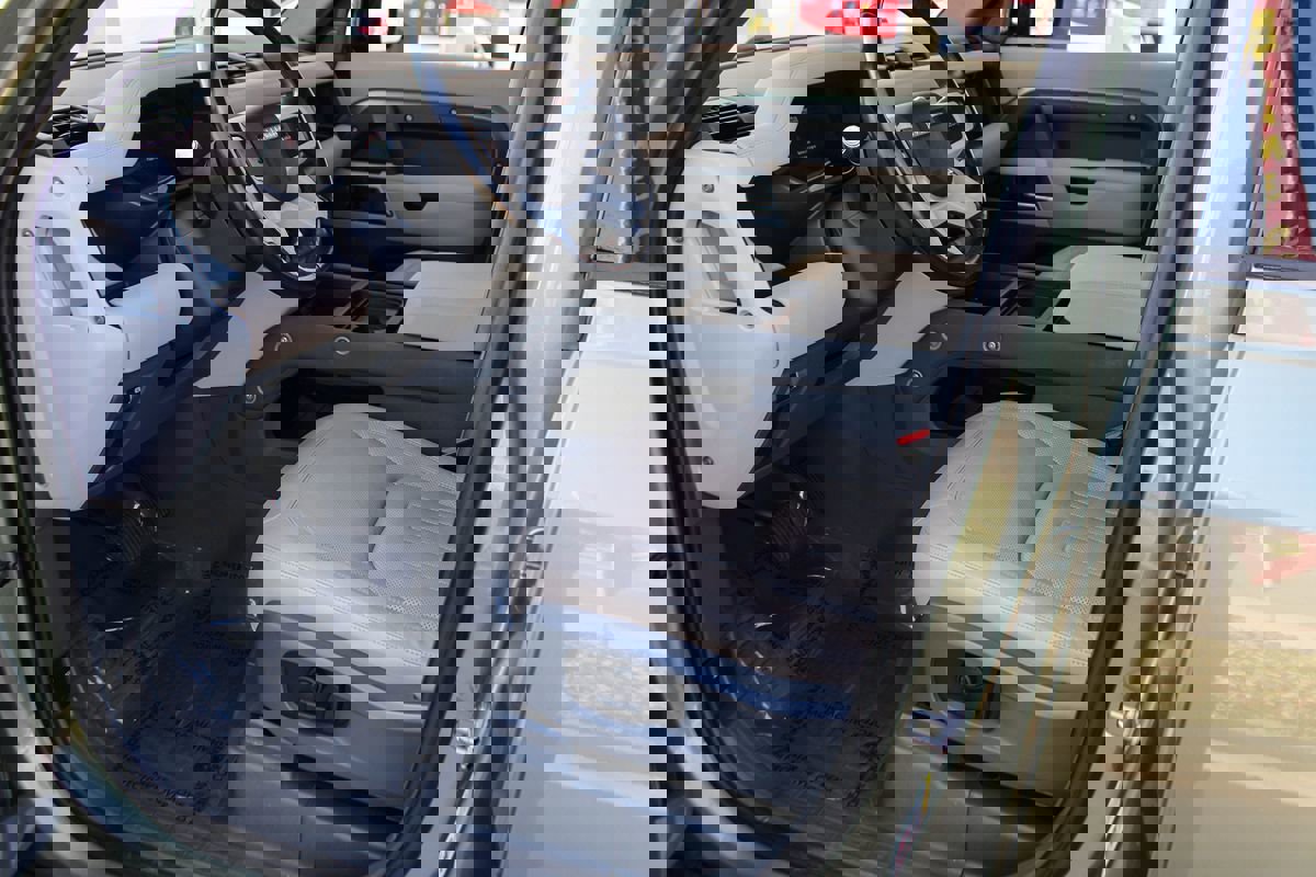 Used 2021 Land Rover Defender 110 SE image 14