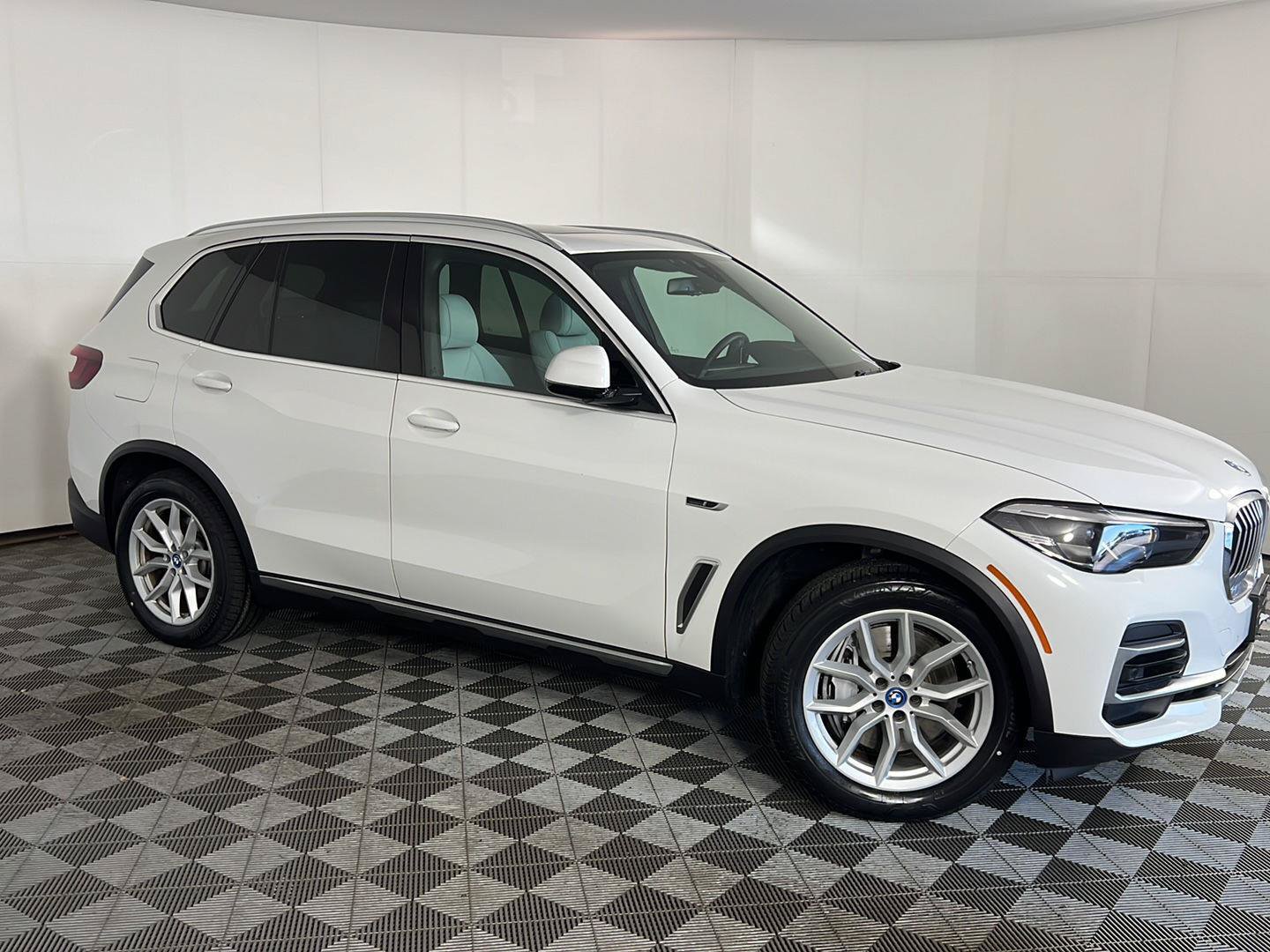Used 2023 BMW X5 xDrive45e AWD/4WD image 3