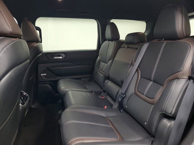 Used 2025 Nissan Armada SL image 11