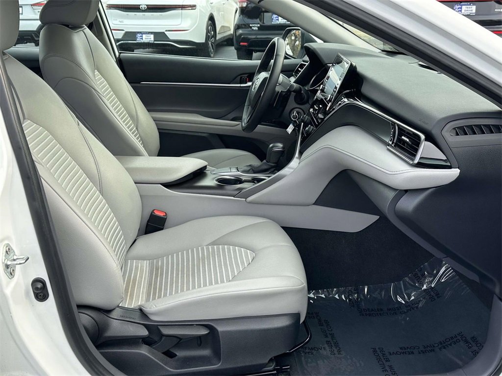 Used 2024 Toyota Camry SE image 6