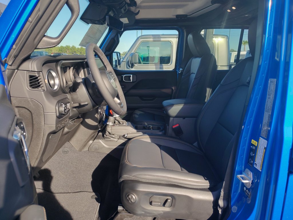 New 2025 Jeep Gladiator Sport w/ Premium Package AWD/4WD image 13