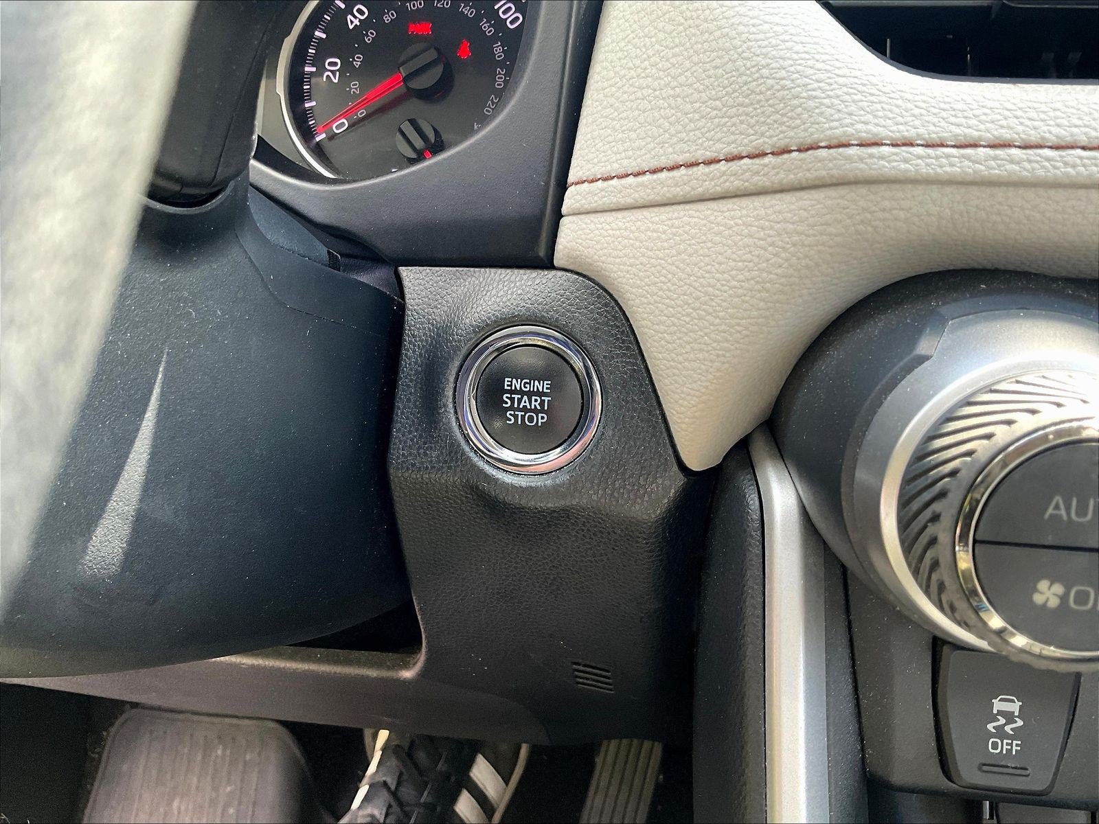 Used 2019 Toyota RAV4 XLE Premium w/ Cold Weather Package AWD/4WD image 16