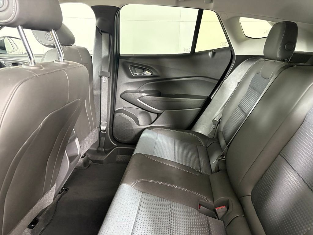 Used 2025 Chevrolet Trax LT FWD image 36