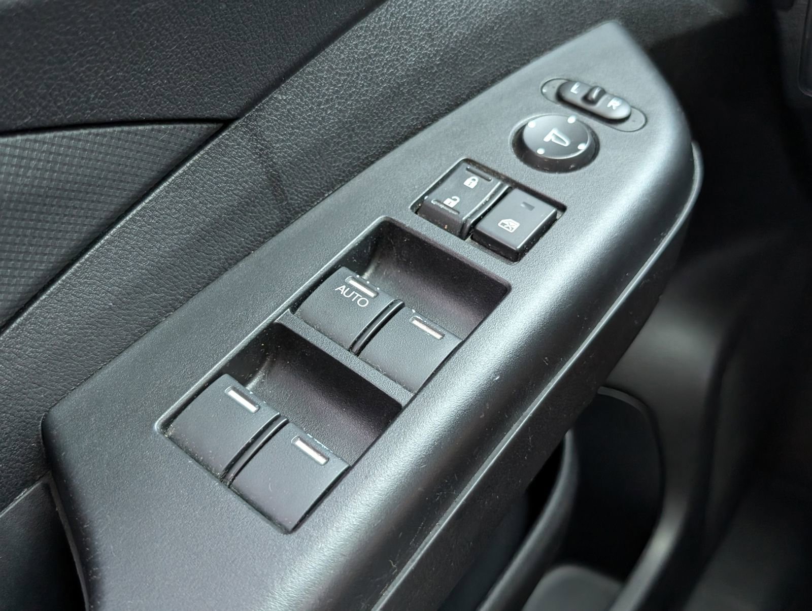 Used 2015 Honda CR-V LX image 23