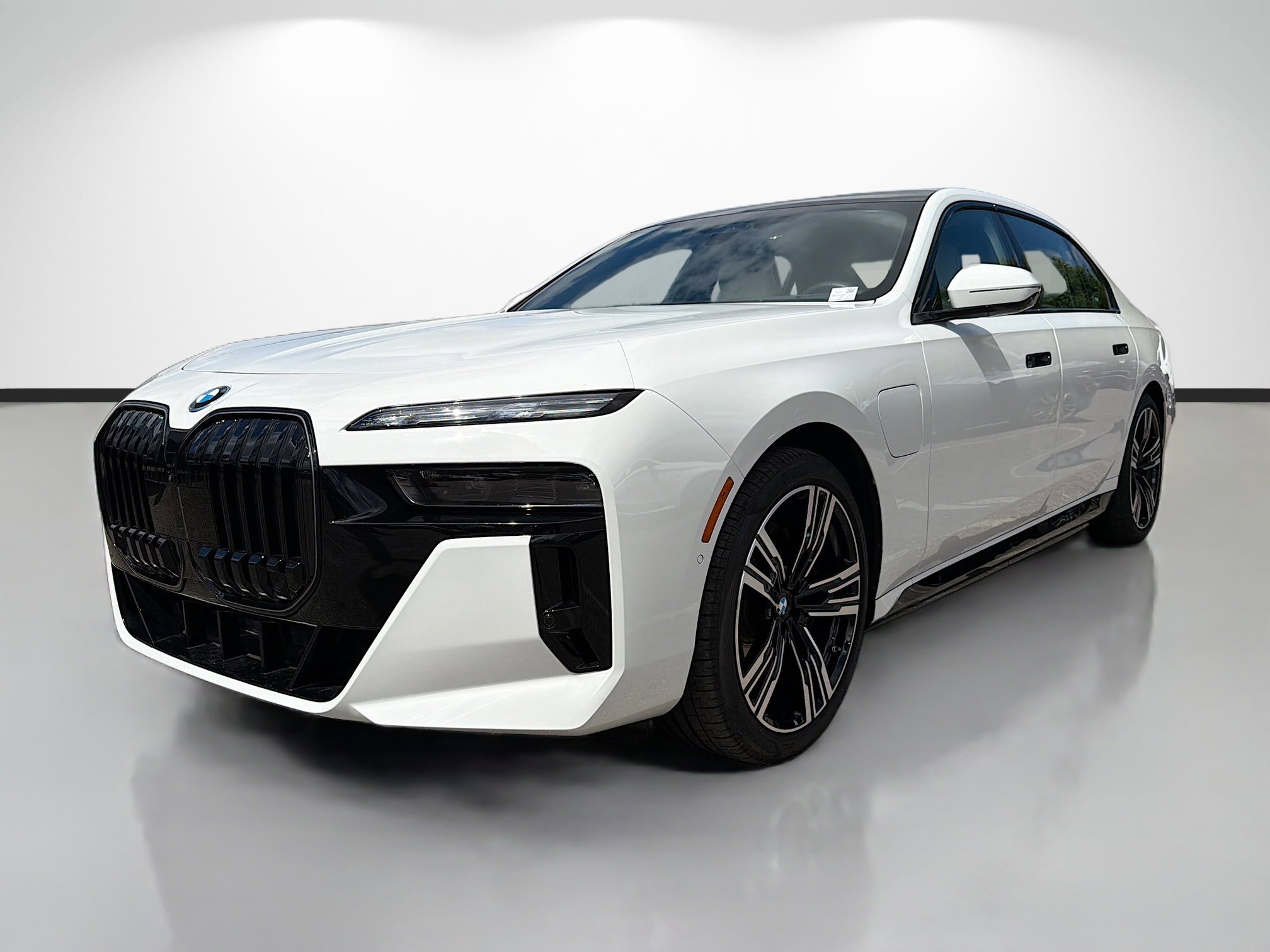 Used 2025 BMW 750e xDrive w/ Executive Package image 7