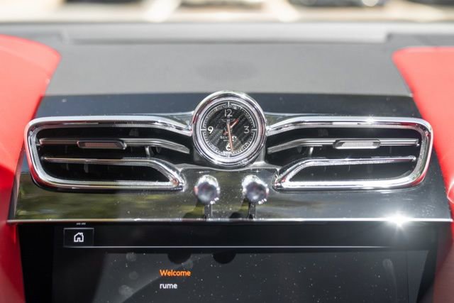 Used 2022 Bentley Bentayga AWD/4WD image 43