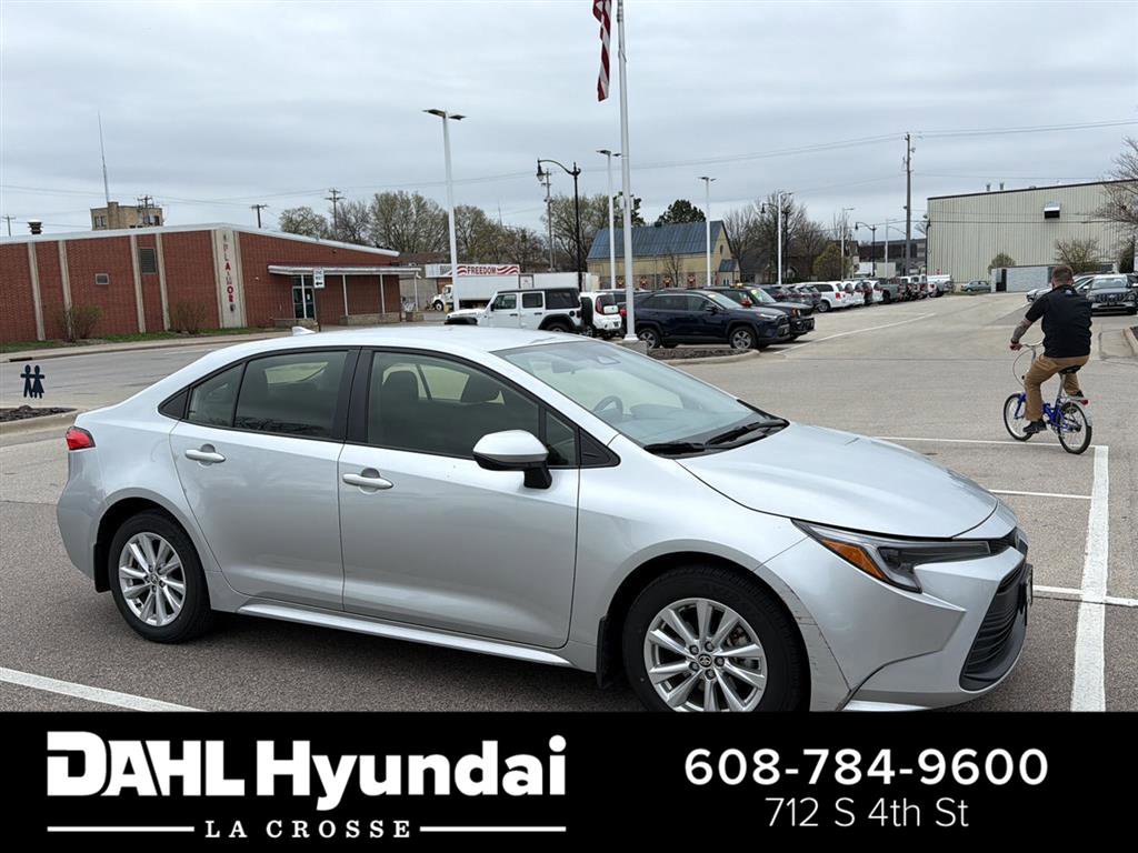 Used 2024 Toyota Corolla LE w/ LE Convenience Package FWD image 1