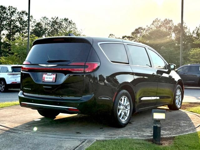 Used 2024 Chrysler Pacifica Touring-L FWD image 7