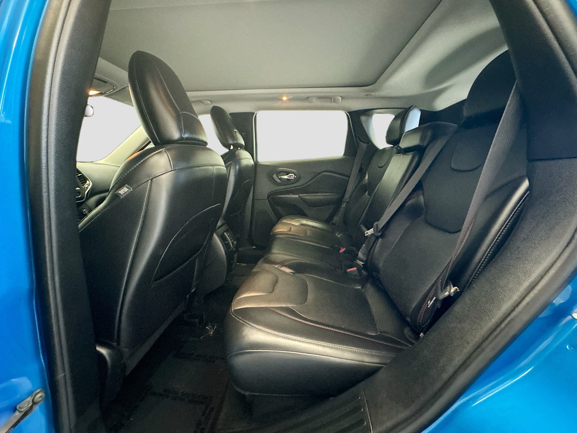 Used 2020 Jeep Cherokee Trailhawk AWD/4WD image 15