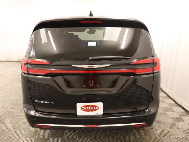 Used 2025 Chrysler Pacifica Select FWD image 2