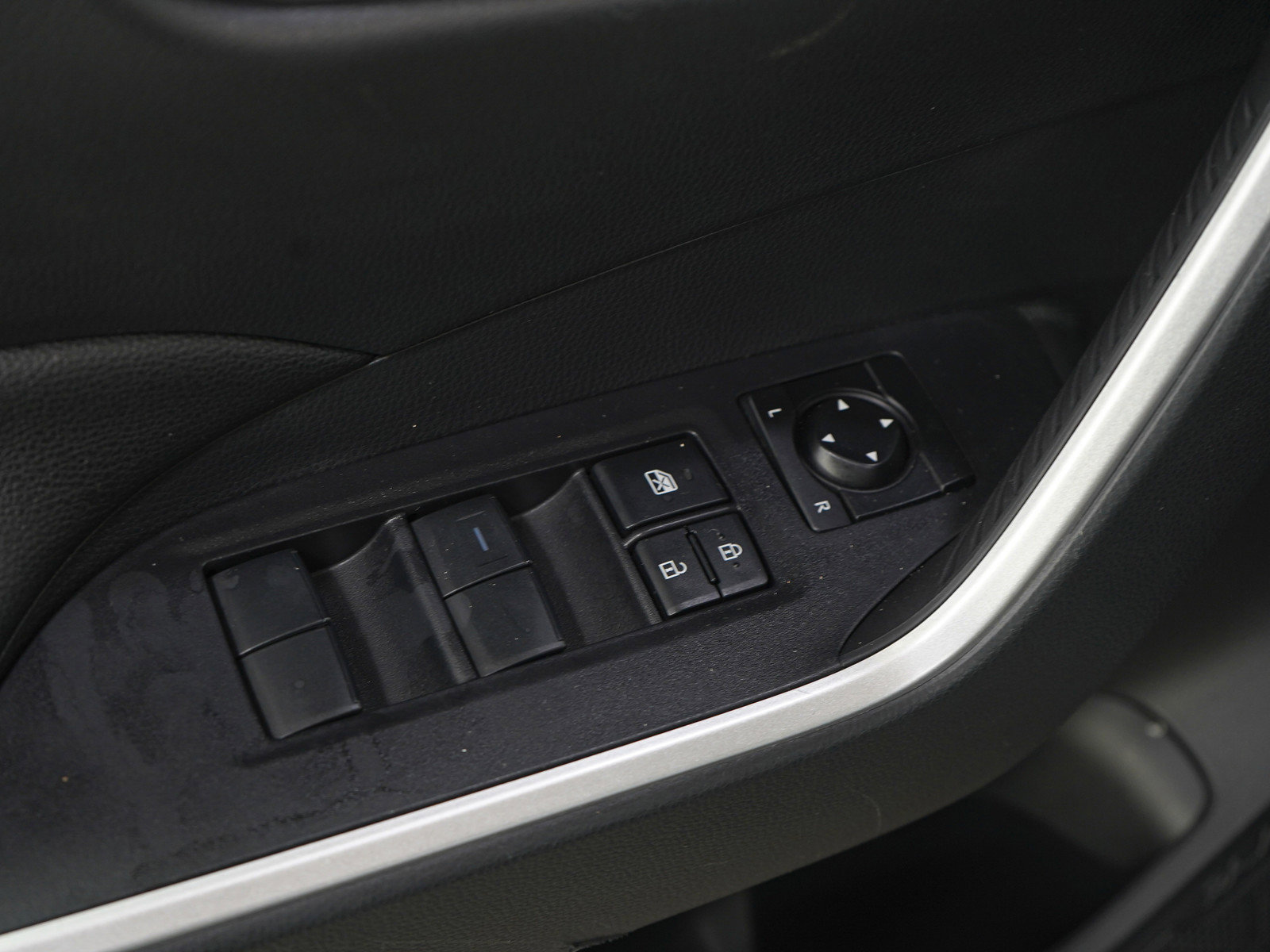 Used 2025 Toyota RAV4 LE AWD/4WD image 21