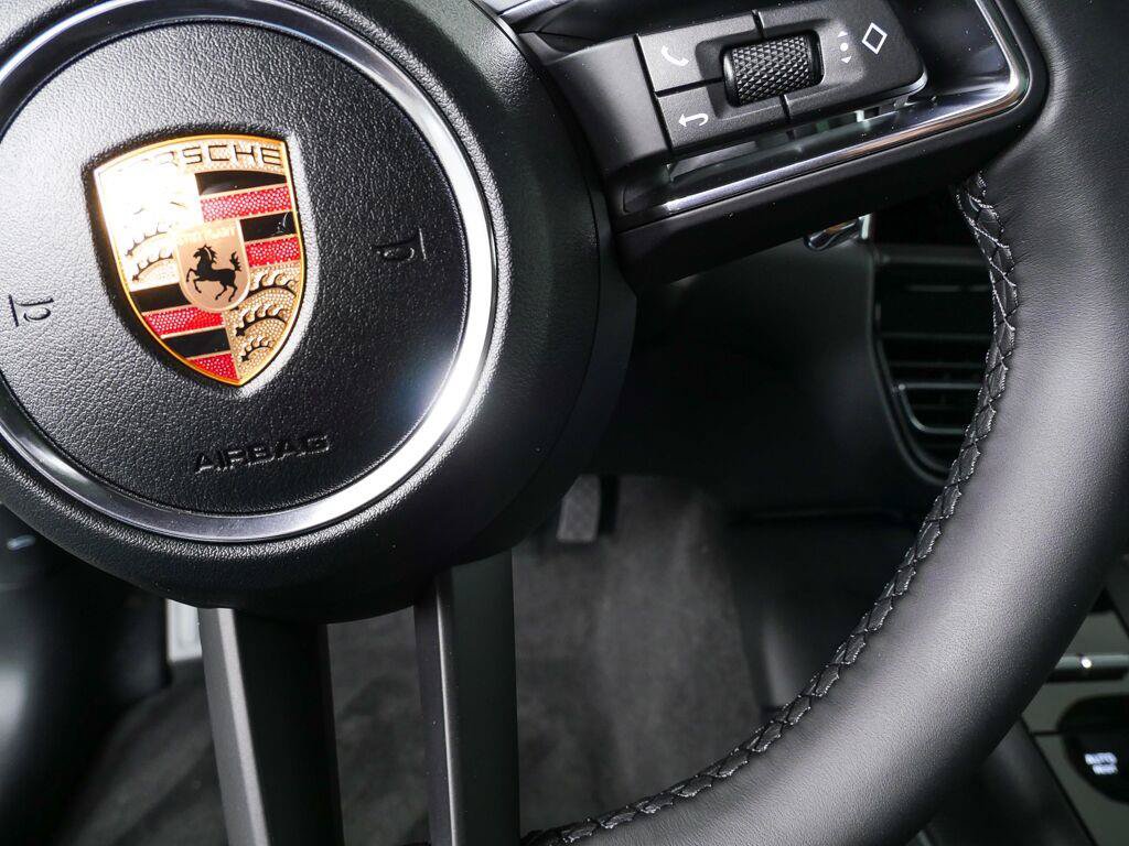 Certified 2026 Porsche Macan AWD/4WD image 11