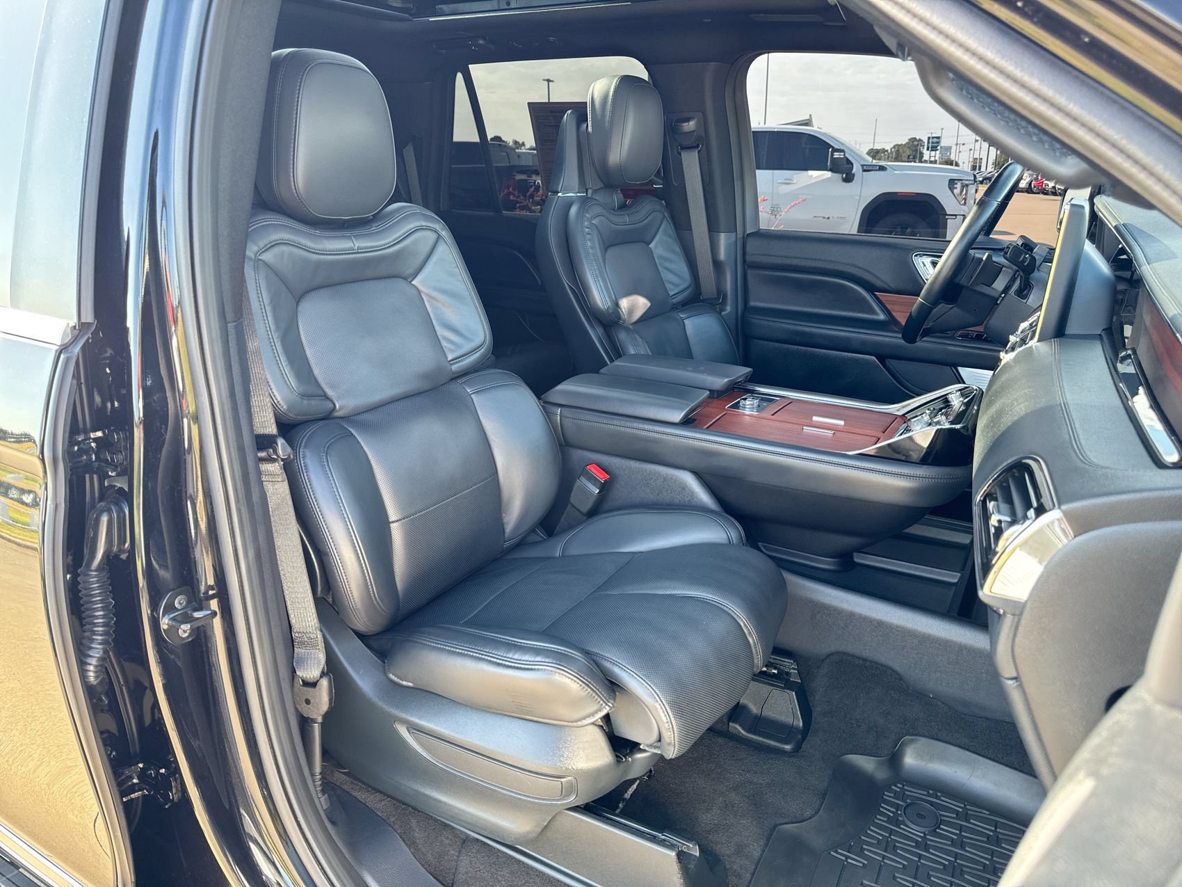 Used 2024 Lincoln Navigator L Reserve w/ Equipment Group 201A AWD/4WD image 27