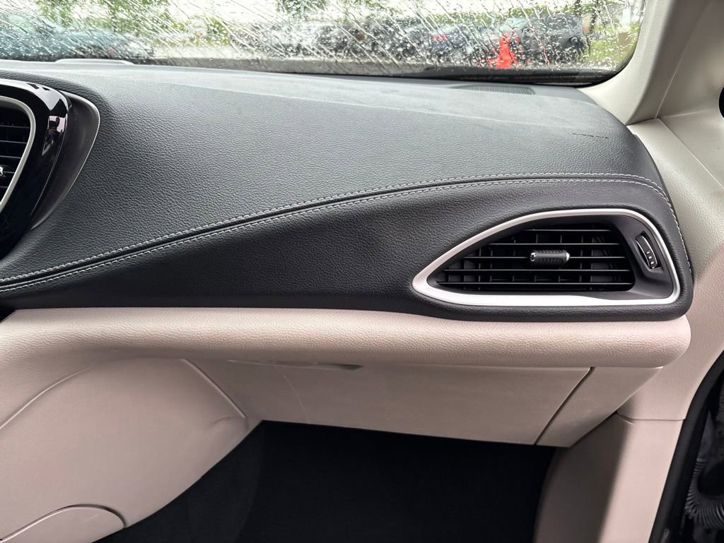 Used 2023 Chrysler Pacifica Touring-L FWD image 47