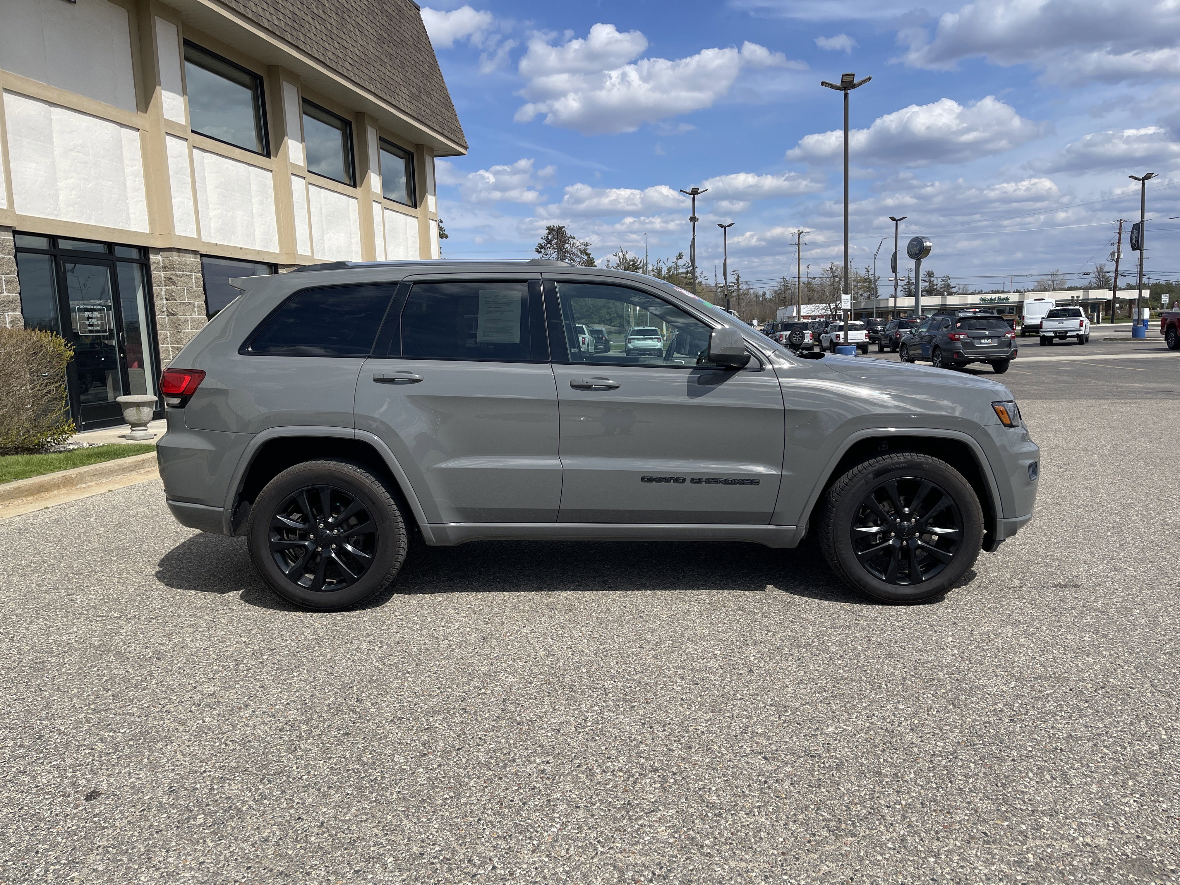 Used 2020 Jeep Grand Cherokee Altitude AWD/4WD image 2