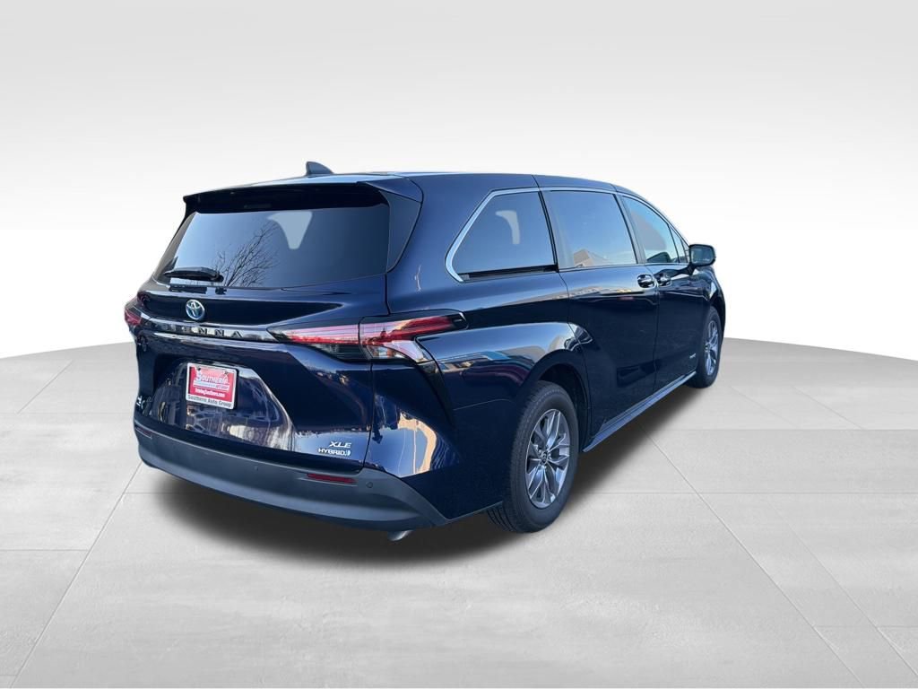 Used 2021 Toyota Sienna XLE image 5