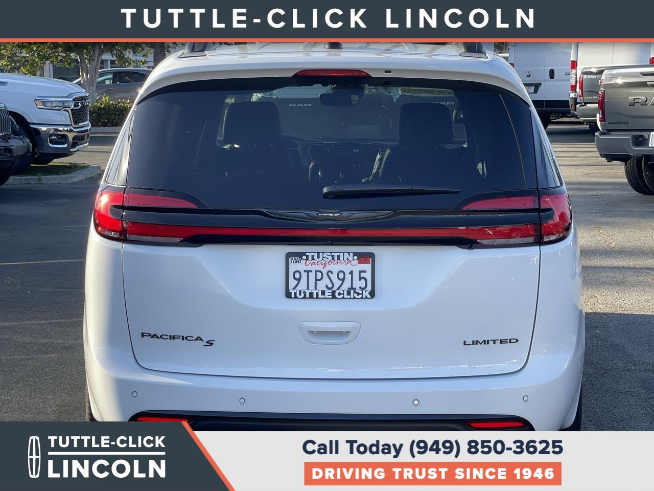 Used 2024 Chrysler Pacifica Limited w/ Uconnect Theater Family Group FWD image 5