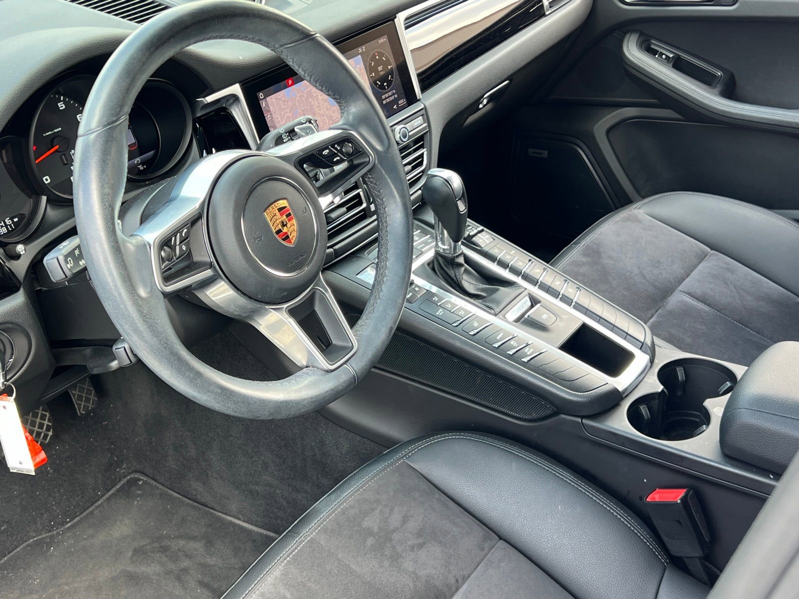 Certified 2020 Porsche Macan image 4