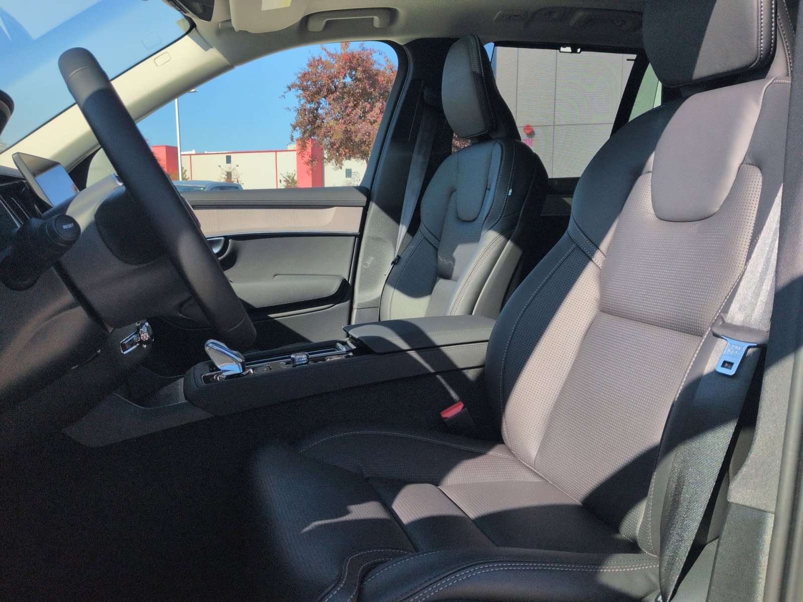 New 2026 Volvo XC90 B6 Ultra w/ Protection Package image 13