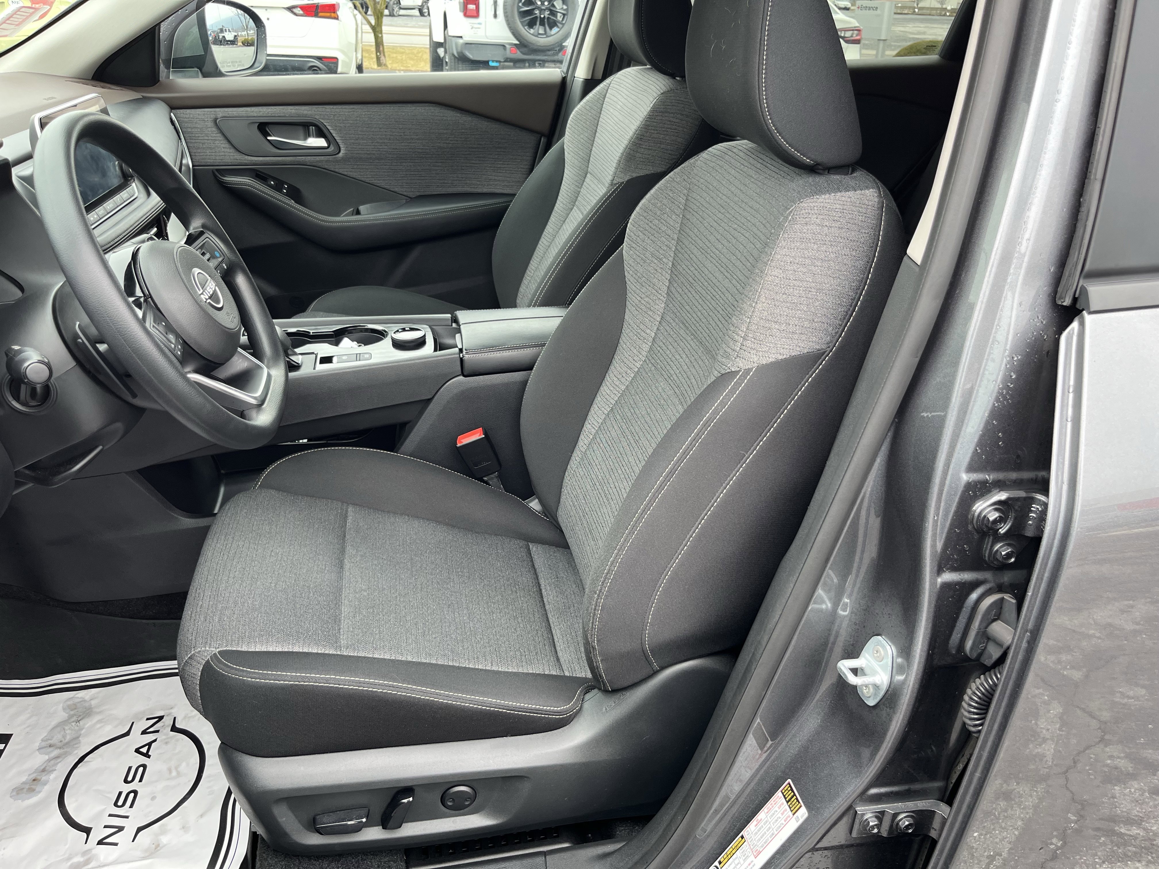 Used 2022 Nissan Rogue SV image 13