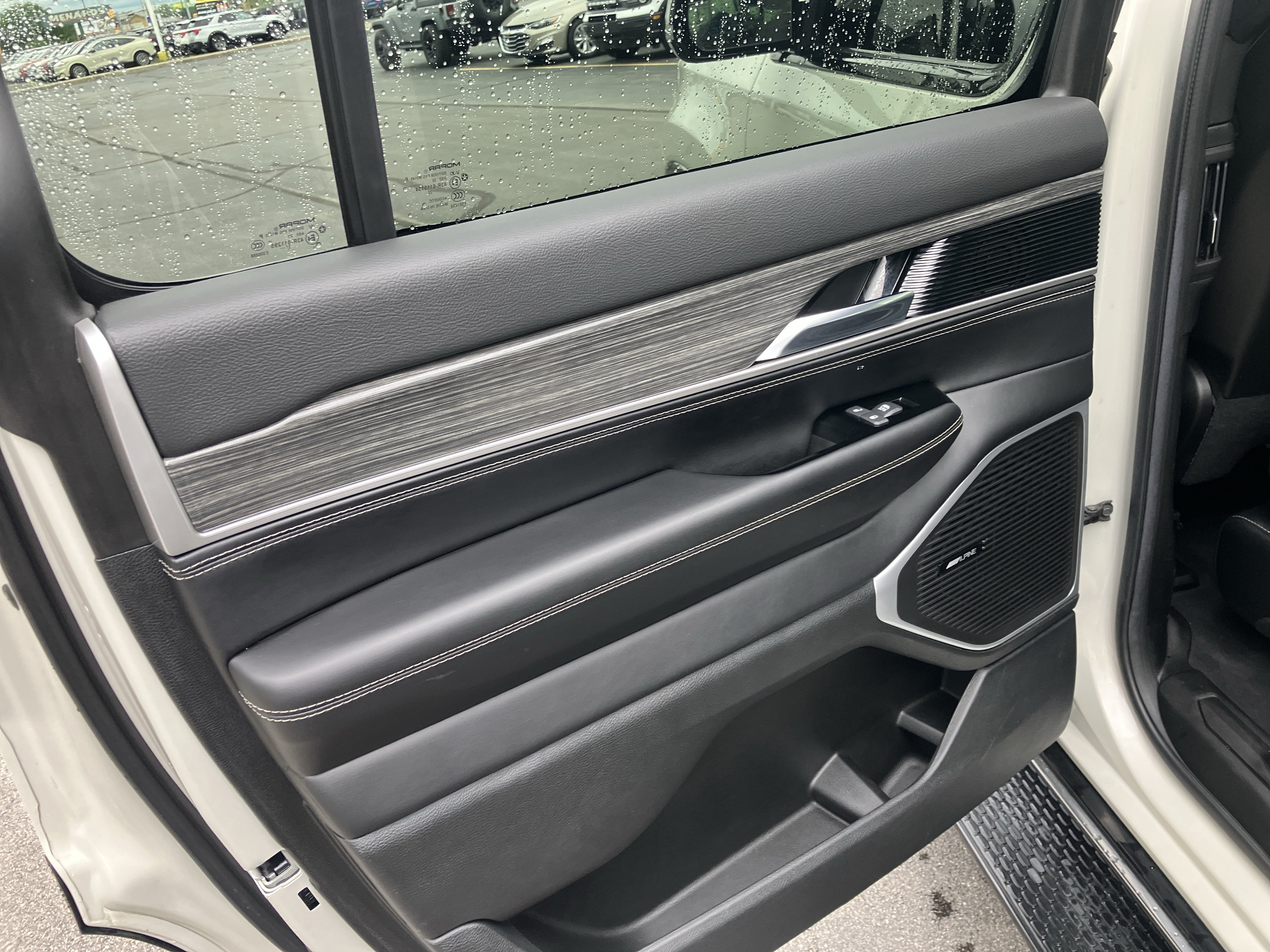 Used 2022 Jeep Wagoneer Series III w/ Flexible Seating Group AWD/4WD image 15