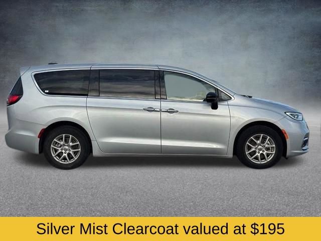 Used 2024 Chrysler Pacifica Touring-L FWD image 2