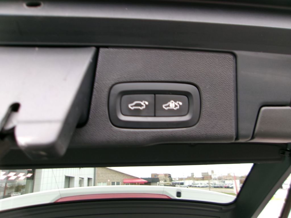 Used 2021 Volvo XC60 T5 Momentum w/ Premium Package image 16