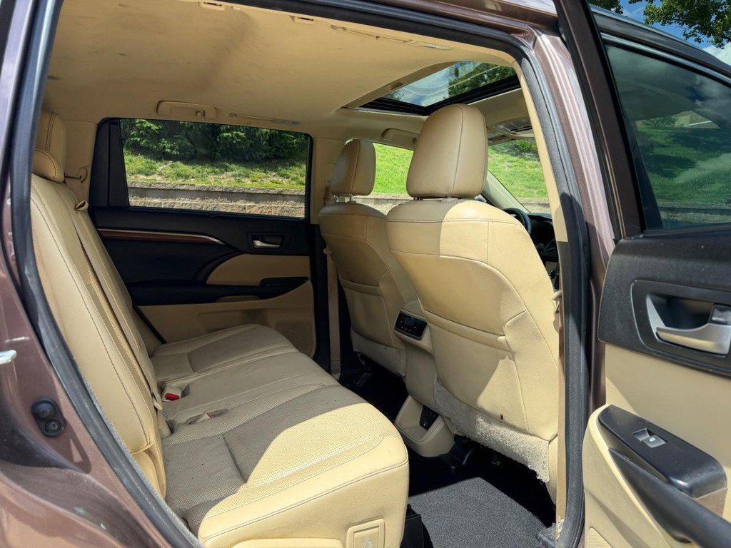 Used 2018 Toyota Highlander Limited w/ Carpet Mat Package (TMS) AWD/4WD image 10