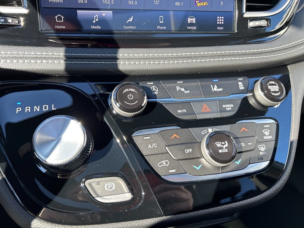 New 2026 Chrysler Pacifica Select AWD/4WD image 18