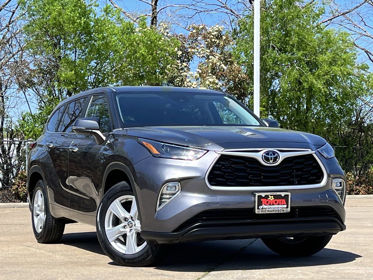 Used 2023 Toyota Highlander LE image 2