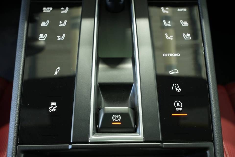Certified 2025 Porsche Macan AWD/4WD image 22