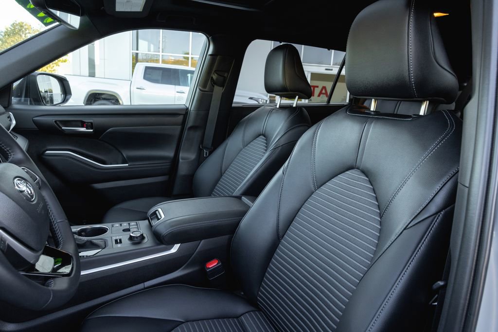 Certified 2025 Toyota Highlander XSE image 11