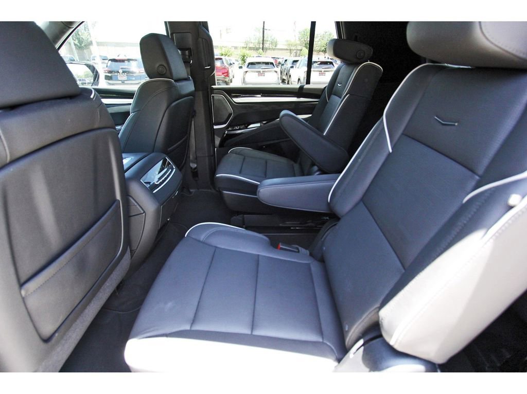 Certified 2026 Cadillac Escalade Luxury AWD/4WD image 7