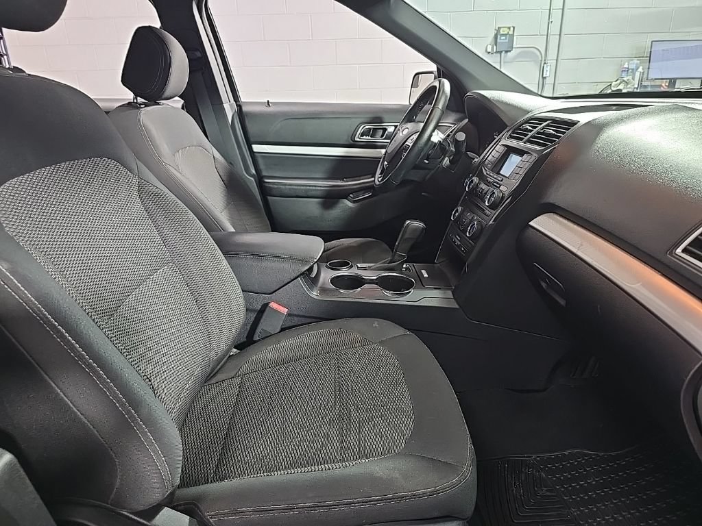Used 2017 Ford Explorer XLT FWD image 31