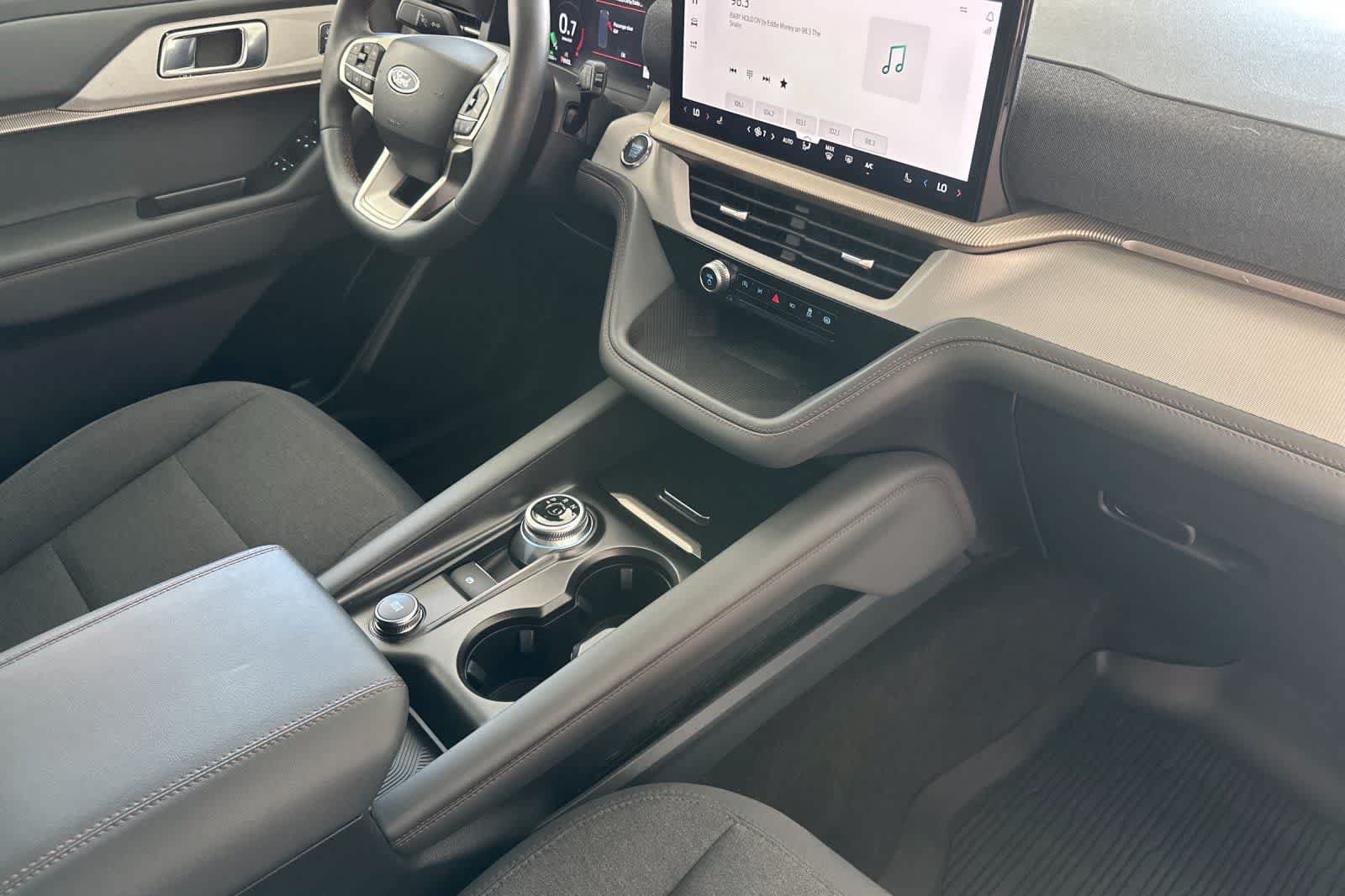 Used 2025 Ford Explorer Active AWD/4WD image 18