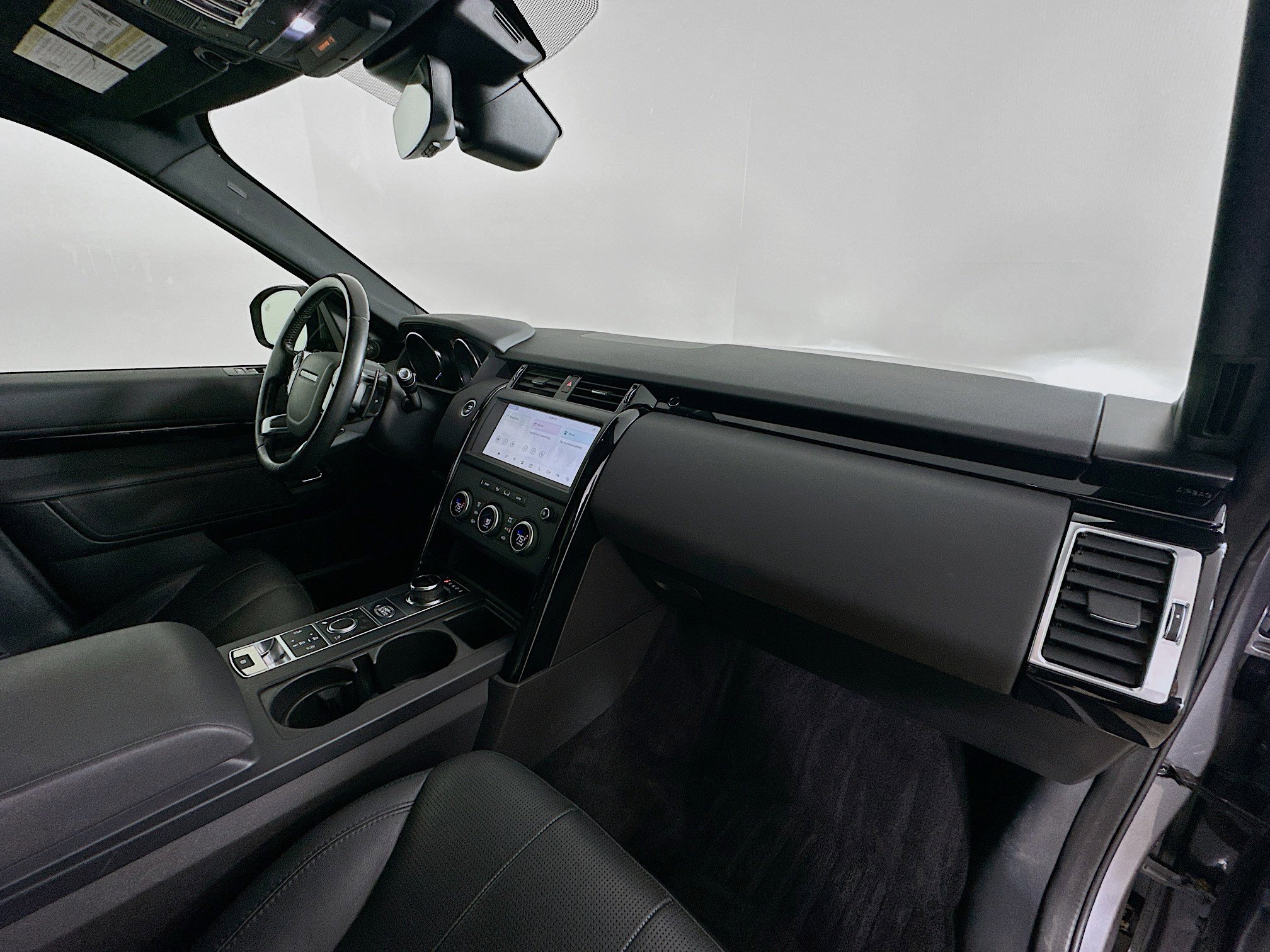 Used 2020 Land Rover Discovery SE image 45