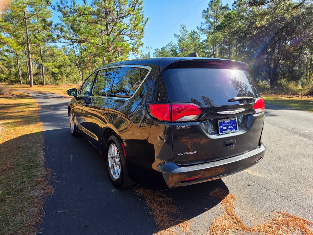 Used 2023 Chrysler Voyager LX FWD image 3