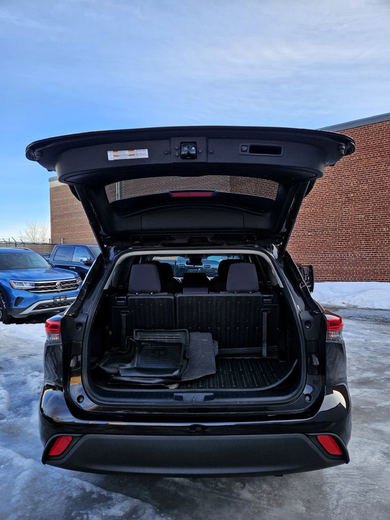 Used 2020 Toyota Highlander LE image 7