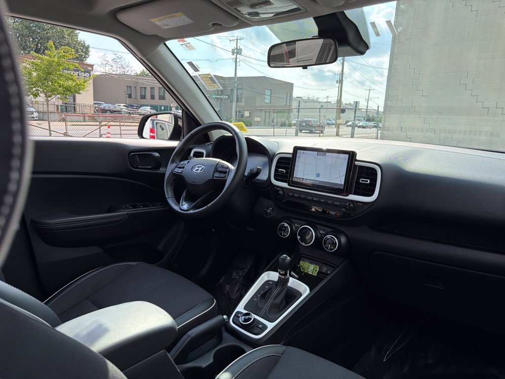 Used 2025 Hyundai Venue Limited FWD image 12